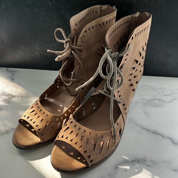 Breckelles Gabby Booties - Picture 3 of 5